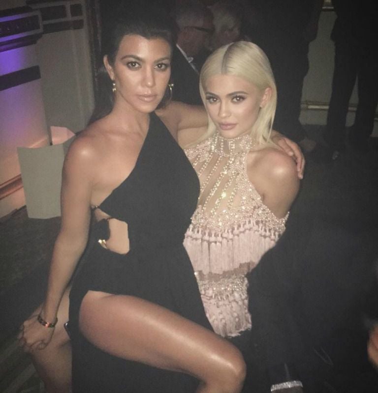 Kourtney Kardashian y Kylie Jenner lucieron muy sensuales