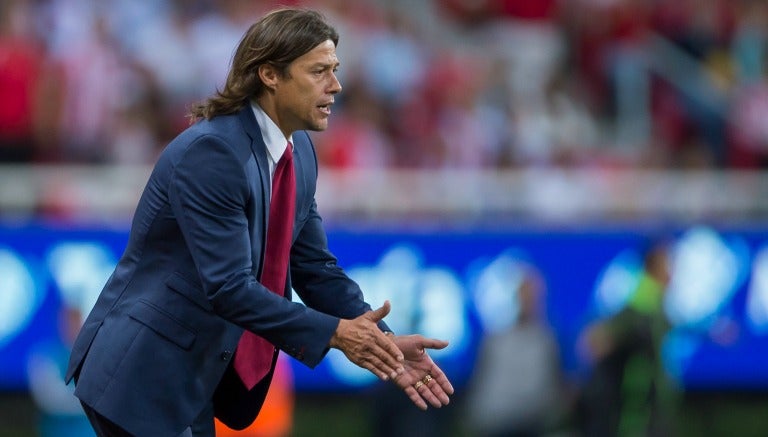 Matías Almeyda dando indicaciones en el juego de Chivas contra Jaguares