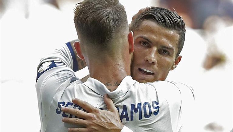 Cristiano Ronaldo abraza a Sergio Ramos