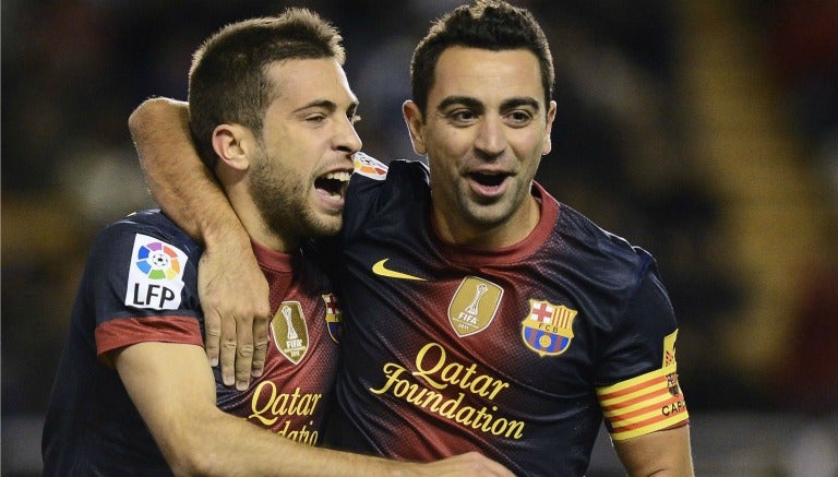 Jordi Alba y Xavi celebran un tanto del Barcelona