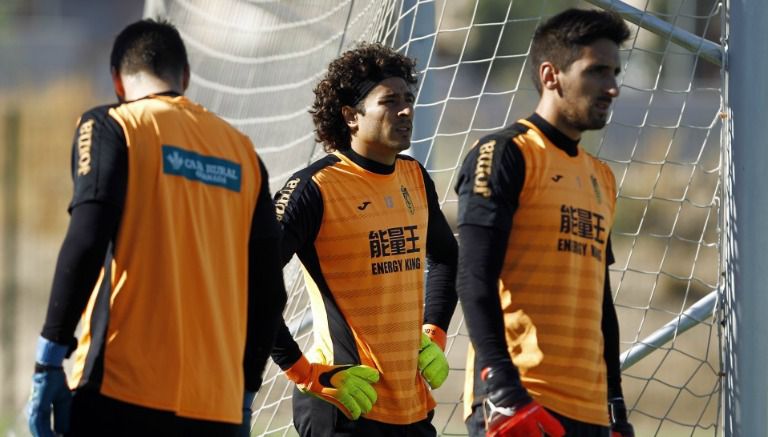 Guillermo Ochoa, junto a los porteros del Granda, en un entrenamiento