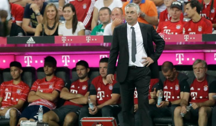 Carlo Ancelotti observa el funcionamiento de su equipo en la Bundesliga