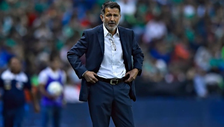 Juan Carlos Osorio observa al Tricolor en el Estadio Azteca