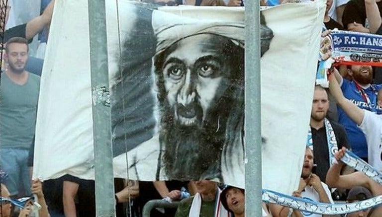 Manta de Bin Laden en mostrada por los ultras del Hansa Rostock