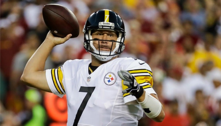 Ben Roethlisberger da un pase en partido con Acereros