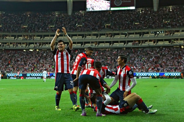 Los jugadores de Chivas celebran un gol frente a Chiapas