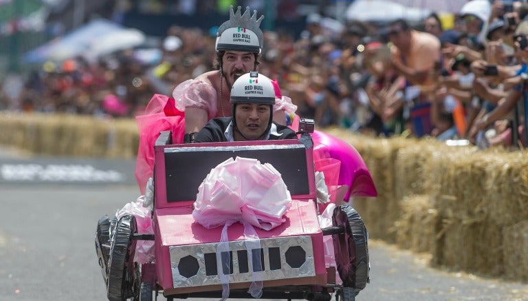 'Las Quinceañiebrias' en pleno recorrido 