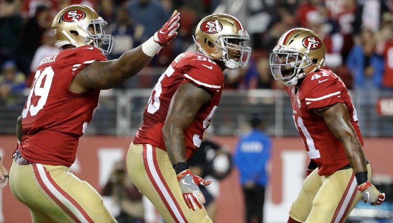 Jugadores de los 49ers festejan un touchdown