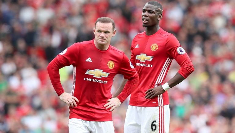 Paul Poga y Wayne Rooney durante el Derbi de Manchester