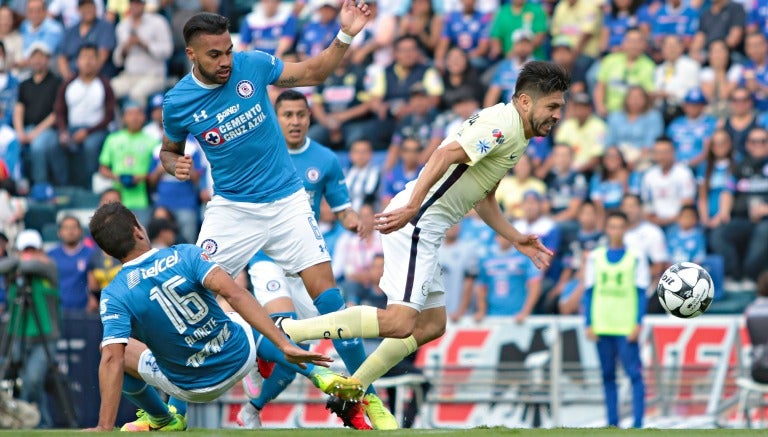 Julián Velázquez y Oribe Peralta pelean un balón 