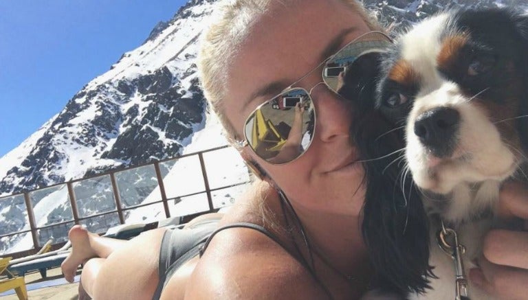 La bella esquiadora toma selfie con su mascota