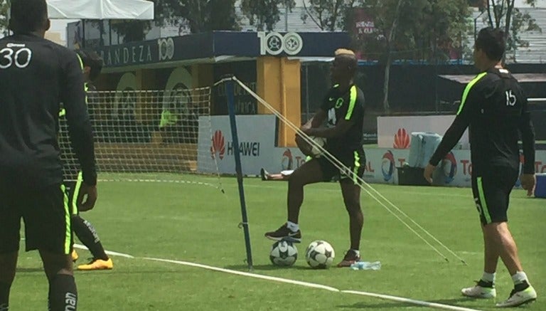 Darwin Quintero observa la práctica del América en Coapa