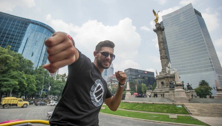 Yair Rodríguez con ganas de triunfo en el Ángel de Independencia