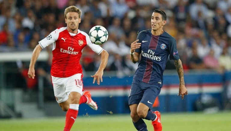 Ángel Di Maria y Monreal compiten por quedarse con el balón 