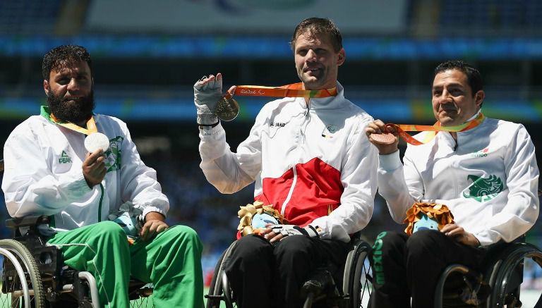 Edgar Navarro (der) posa con la medalla de Bronce