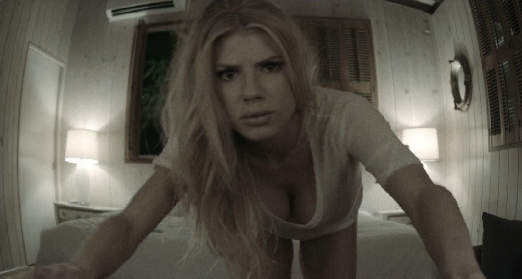 Charlotte Mckinney en el video 'I´m not the one'