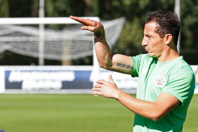 Andrés Guardado en práctica del PSV