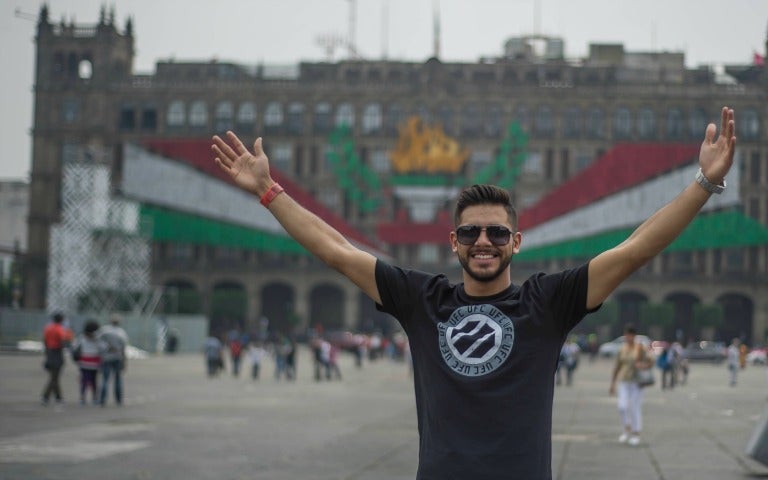 Yair Rodríguez con pose de campeón en el centro histórico 