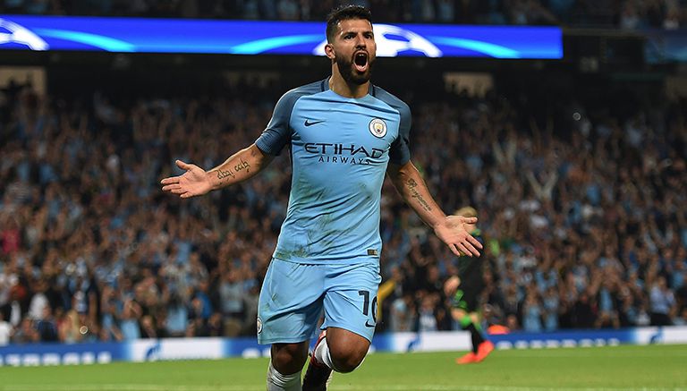 Kun Agüero festeja uno de sus goles contra el Mönchengladbach 