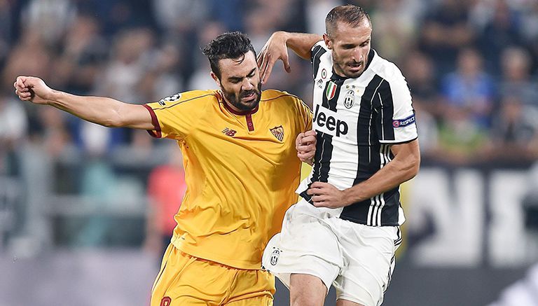 Giorgio Chiellini disputa el balón con Vicente Iborra