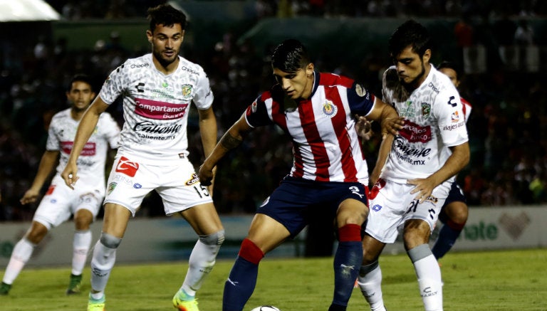 Alan Pulido contiene el balón ante marca de Chiapas