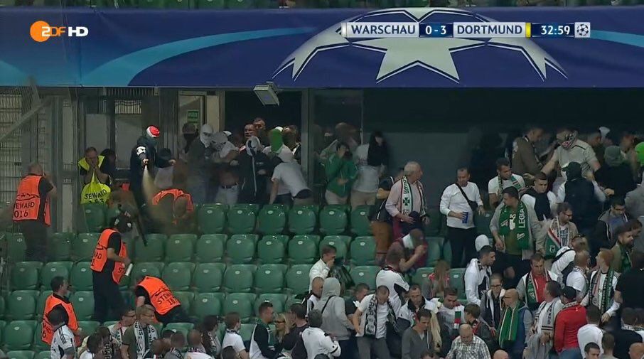 Aficionados del Legia agreden con gas lacrimógeno