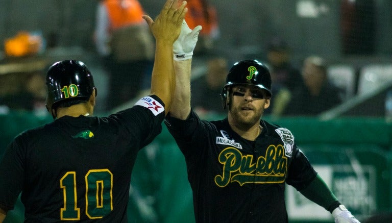 Jugadores de Pericos celebran una anotación