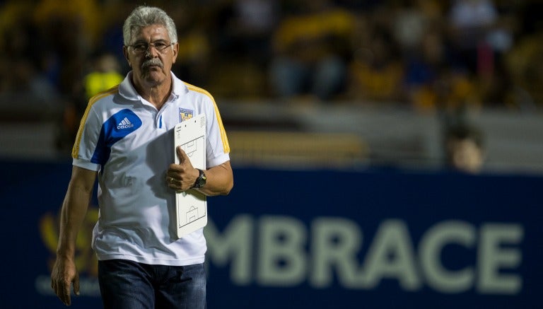 Ricardo Ferretti antes de un partido de Tigres