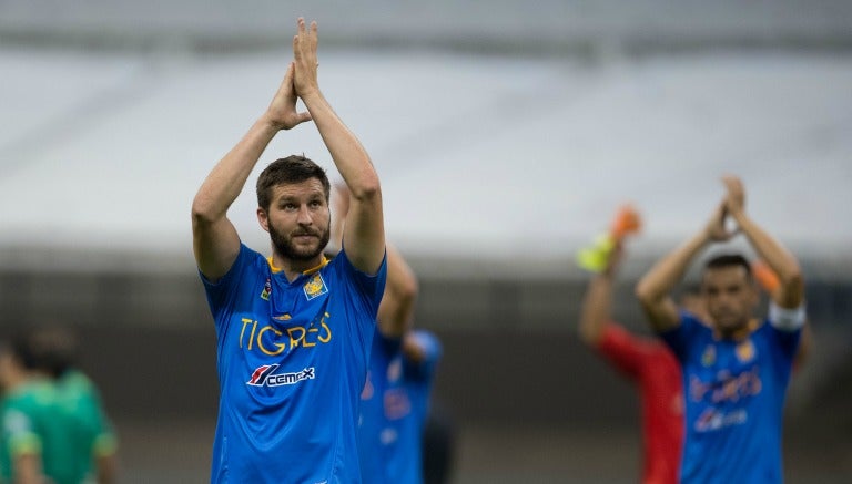 Andre Pierre Gignac agradece al público tras un partido con Tigres