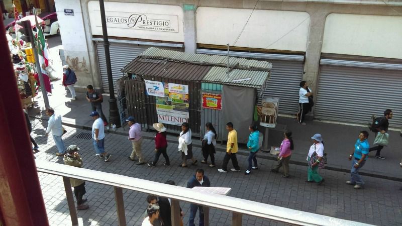 Varias personas son formadas en las inmediaciones del Zócalo capitalino