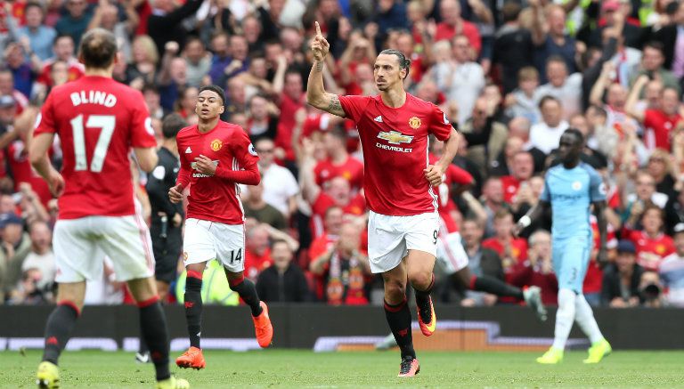 Ibrahimovic festeja una anotación con el United