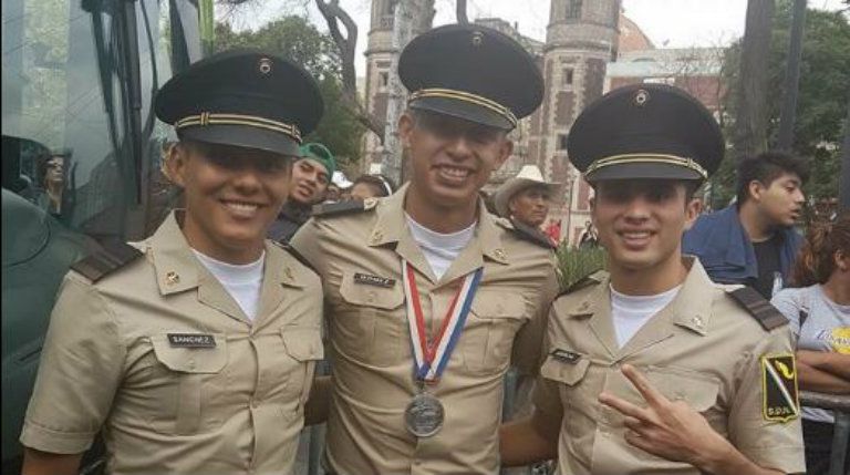 Atletas olímpicos posan en traje militar