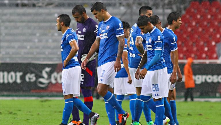 Jugadores de Cruz Azul cabizbajos después de un partido disputado