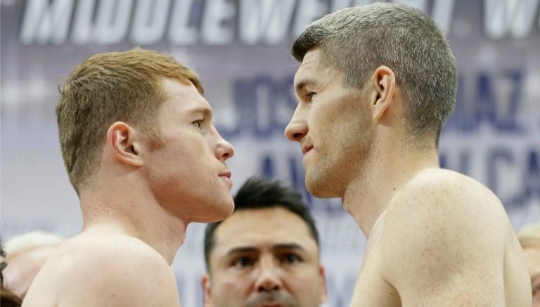 Saúl 'Canelo' Álvarez frente a Liam Smith en la ceremonia de pesaje 