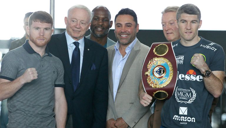 De La Hoya (centro derecha), durante la ceremonia de pesaje del Canelo y Smith