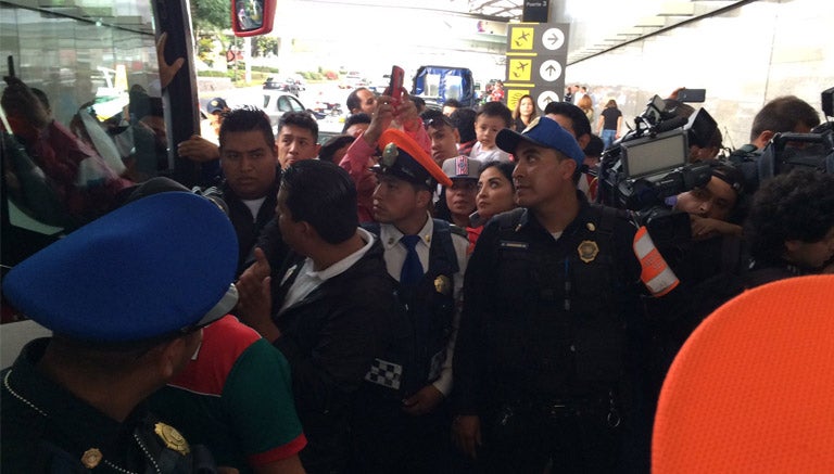 Elementos de seguridad resguardando el autobús del Guadalajara