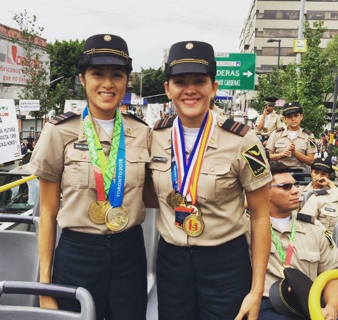 Itzel Manjarrez y María del Rosario Espinoza en Desfile de Independencia