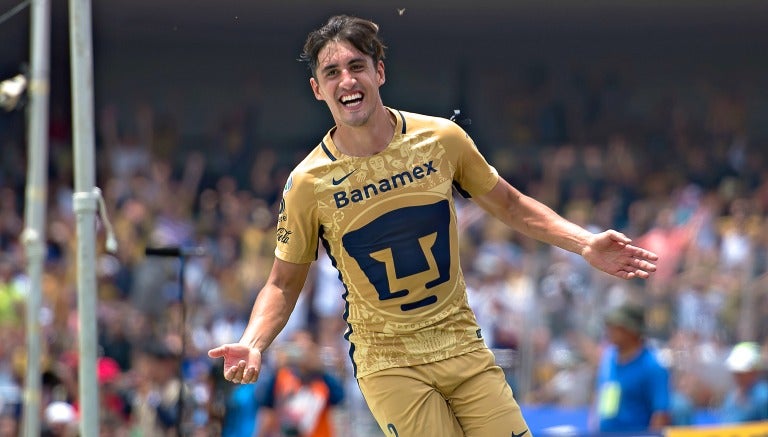 Josecarlos Van Rankin celebra un gol de Pumas