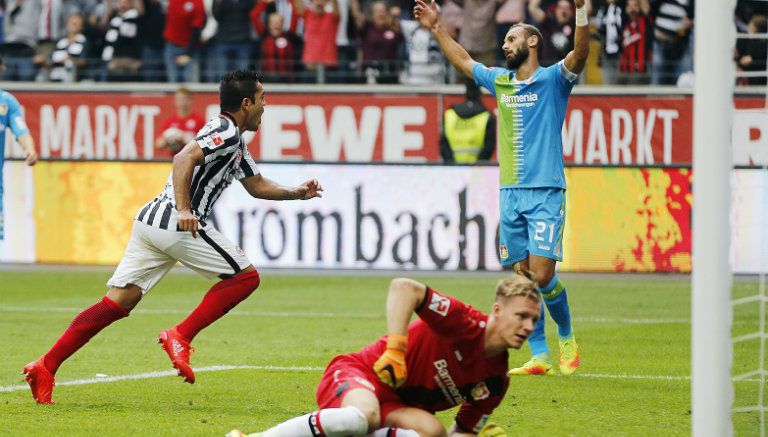 Marco Fabián festeja una anotación con el Eintracht Frankfurt