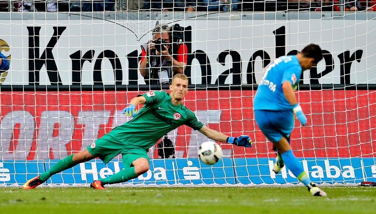 Chicharito falla penalti en el partido contra el Eintracht