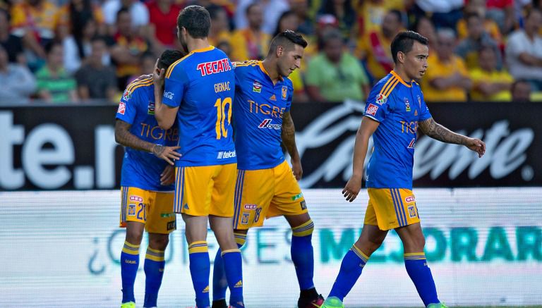 Jugadores de Tigres celebran un gol en un partido