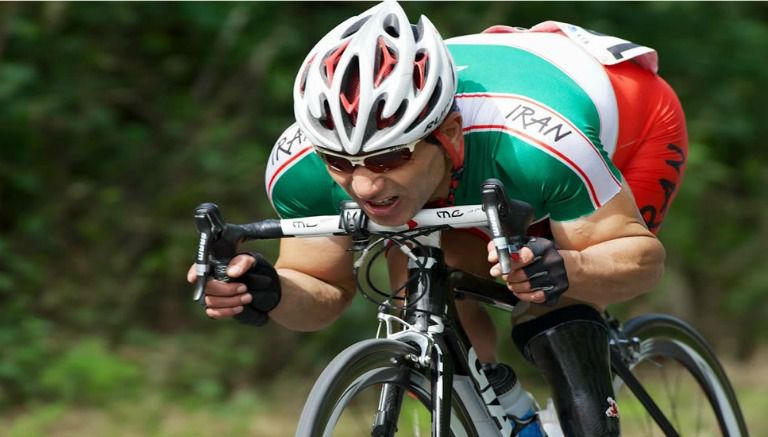 Bahman Golbarnezhad, ciclista iraní, duarante una carrera 