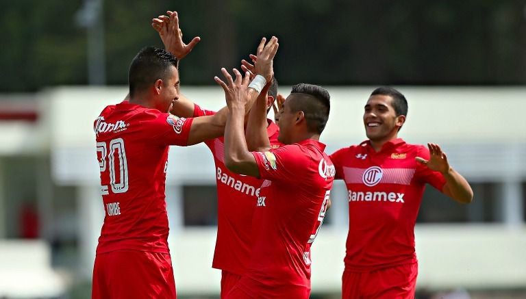 Jugadores de Toluca festejan un gol contra las Chivas