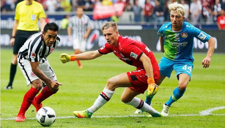 Marco Fabián durante la jugada del gol frente al Leverkusen