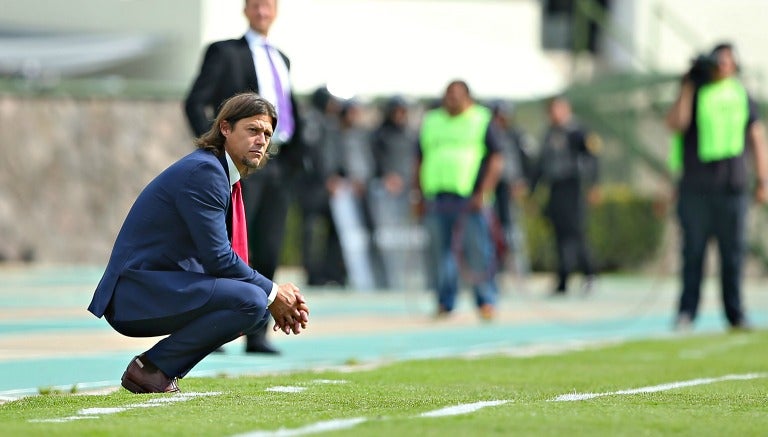 Almeyda mira a su equipo en el juego frente a Toluca