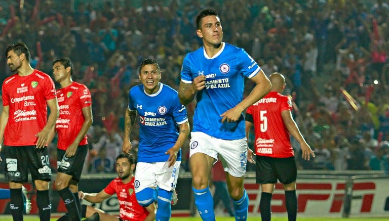 Enzo Roco celebra su primer gol en México frente a Chiapas