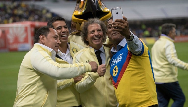 Los exjugadores de América se toman una selfie durante el homenaje