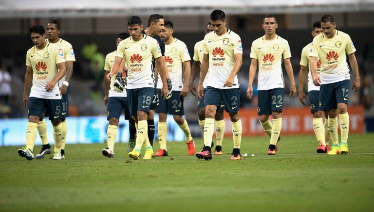 Jugadores de América caminan cabizbajos tras la derrota