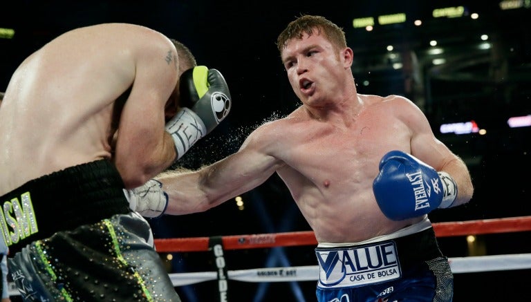 Canelo golpea a Smith