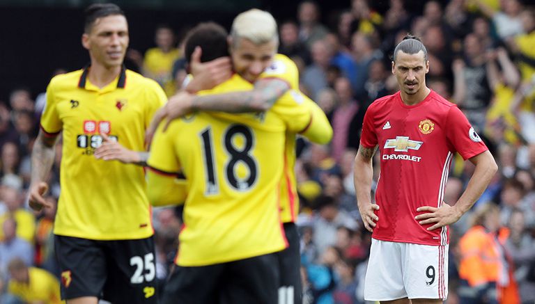 Zlatan Ibrahimovic observa la celebración del Watford